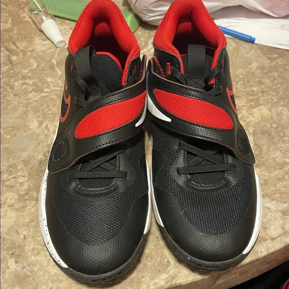 Nike Sneakers 6 Y Kids Team Hustlle D 11 (GS) Mid Top Black University Red